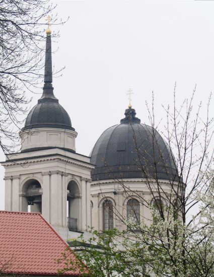 Sobor sw. Mikolaja w wiosennej scenerii.