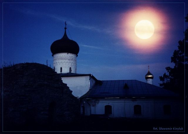 * pełnia monasteru * Pskov *