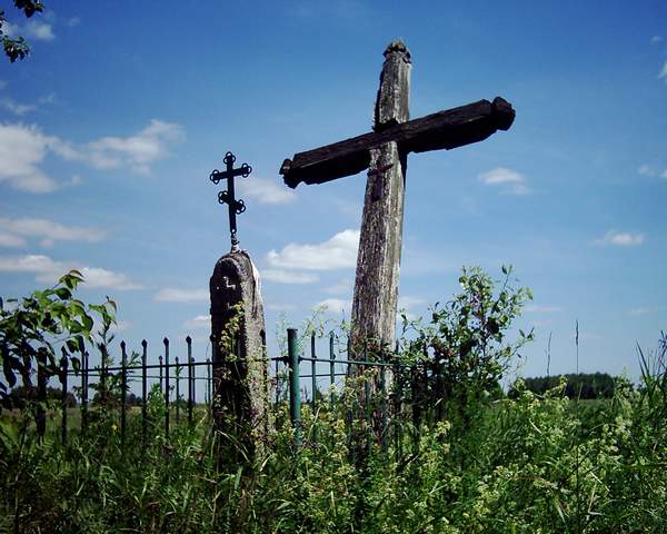 Stary przydrozny krzyz
