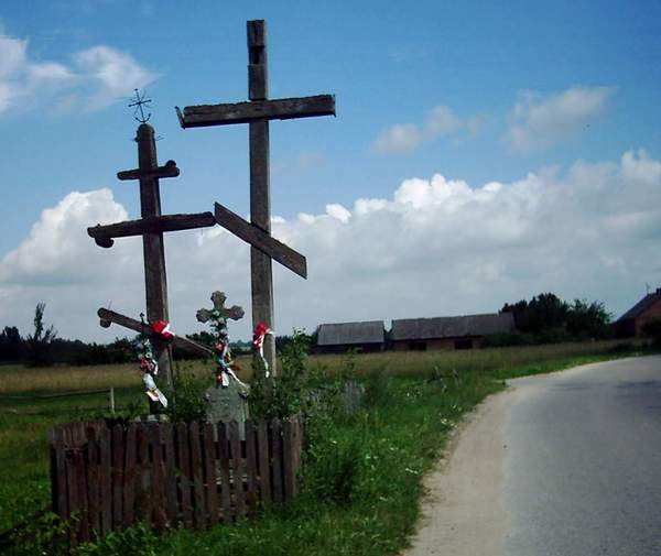 Kolejne przydrozne krzyze