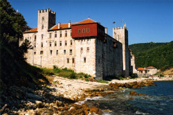 underwoods 
Esphigmenou Monastery in the Athos 
2004-07-15 06:47:38
