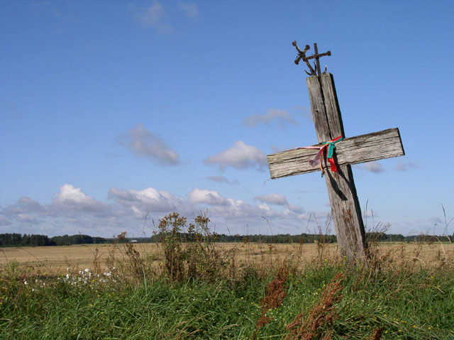 A na zarosłomu odkosi chrest błahoslowlaje na dorohu...