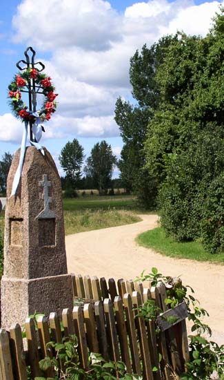 Kamjanyj pamjatnik nad dorohoju