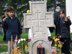Dejan 
Na grobu ave Justina 
2005-03-29 21:11:16
