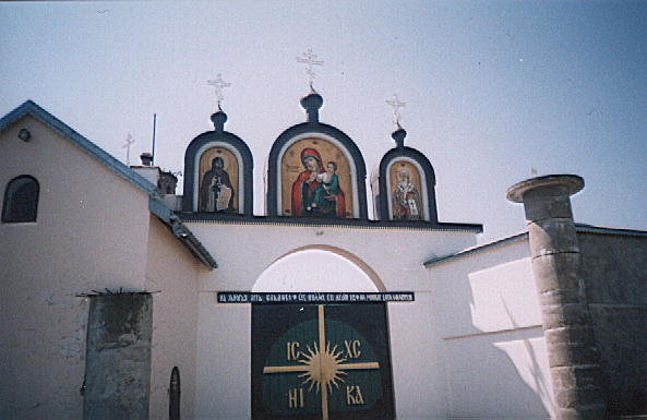 Brama do monasteru w Ujkowicach