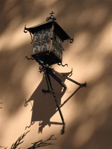 stara lampa na scianie cerkwi p.w. św. Ducha w Wilnie