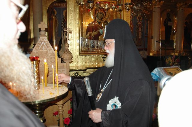 JS Eliasz II stawiający świecę przed ikoną Iwierskiej MB na Grabarce