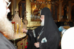 pawelfal 
JS Eliasz II stawiający świecę przed ikoną Iwierskiej MB na Grabarce 
2005-09-04 18:37:26