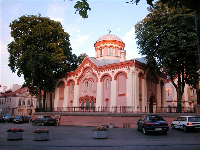 cerkiew oświetlona promieniami zachodzącego słońca,