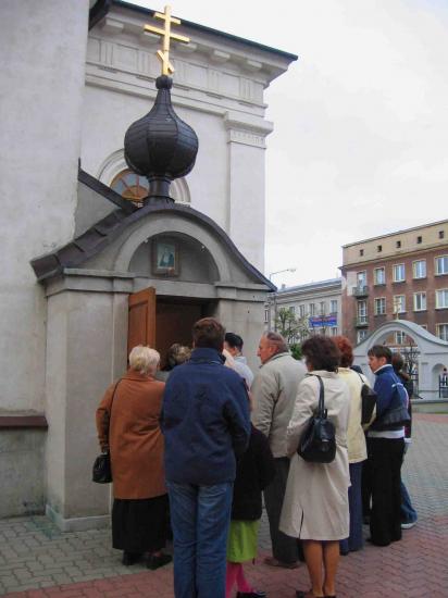16.10.2005, wierni przed cerkwią sw. Serafina z Sarowa