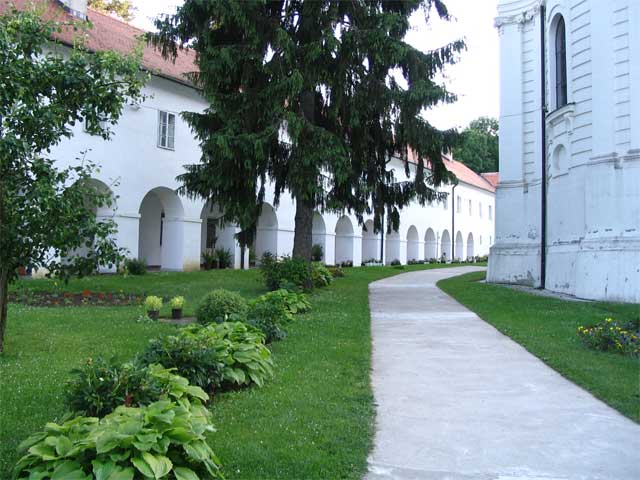 Dvoriste manastira Vrdnik