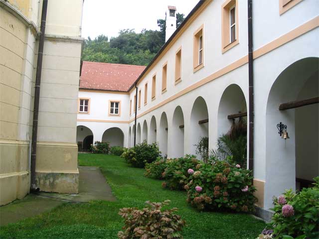 Dvoriste manastira Grgeteg