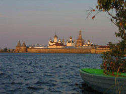 jarek 
Solovetsky monastery from the boat 
2005-12-27 10:22:18