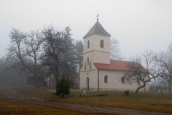 Црква Св.Петра и Павла у Сирогојну.