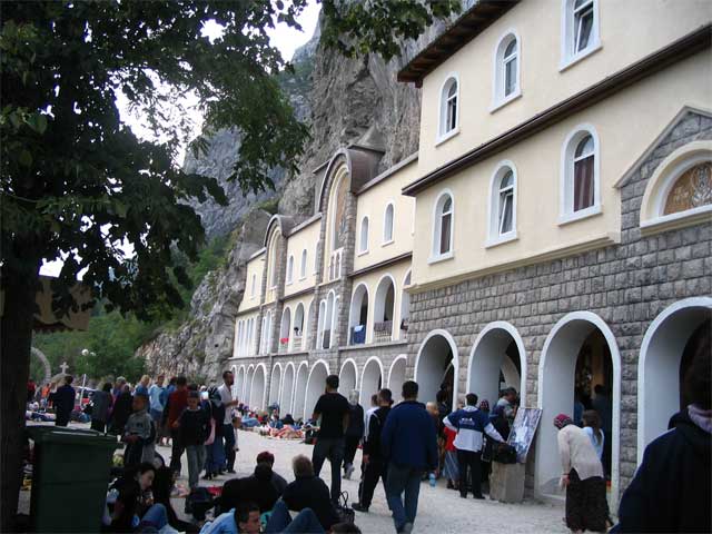 Dvoriste manastira Ostrog