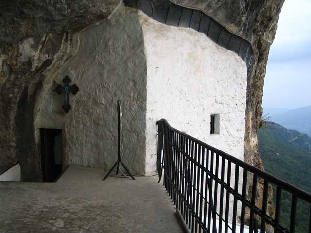 Manastir Ostrog-crkva Casnog Krsta