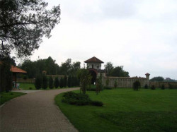 Ognjen 
Ulaz u manastir Kovilj 
2006-01-29 21:36:17