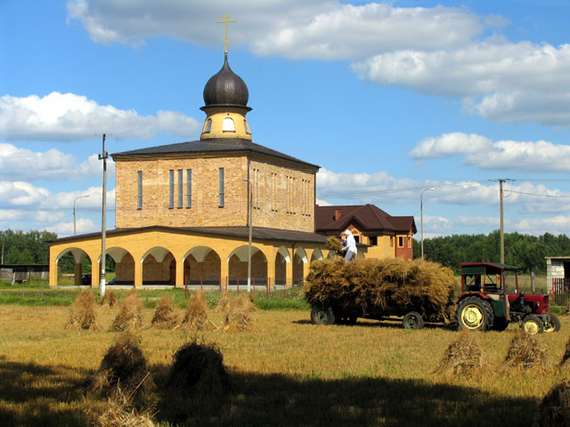 Czas zniw. Pod monasterem w Zwierkach. Lato 2005r.