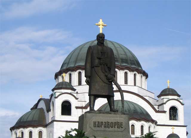 Споменик Карађорђу испред храма Светог Саве