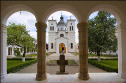 fotografu 
Church in Oltenia, Romania 
2006-03-12 23:24:54