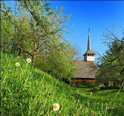 fotografu 
Church in Maramures 
2006-04-09 14:24:54