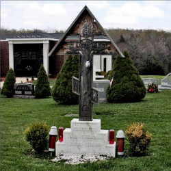 zoof 
fr Alexander Shmeman grave 
2006-04-26 13:45:42