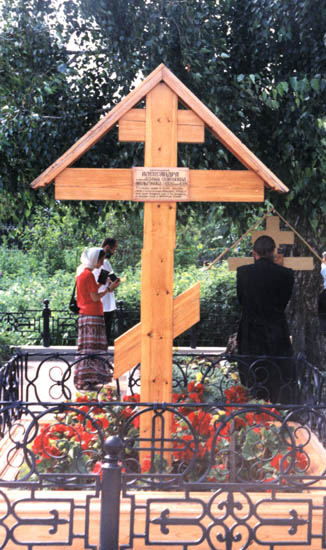 +++ Cross and grave of Abbess Alexandra +++