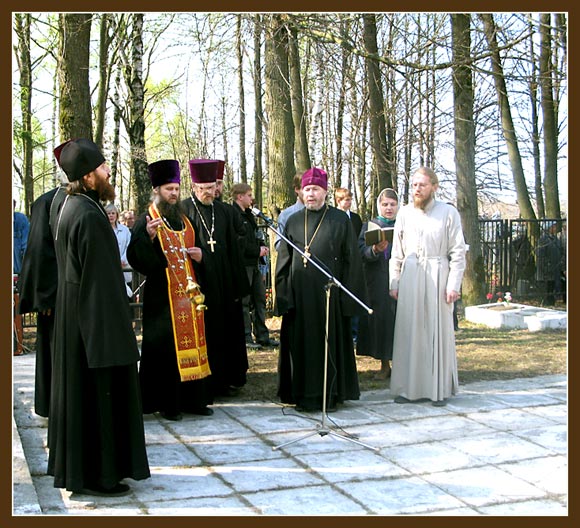 Панихида на воинском кладбище.