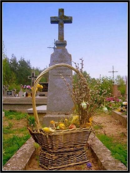 Stary i piękny zwyczaj przynoszenia pisanek na groby zmarłych.