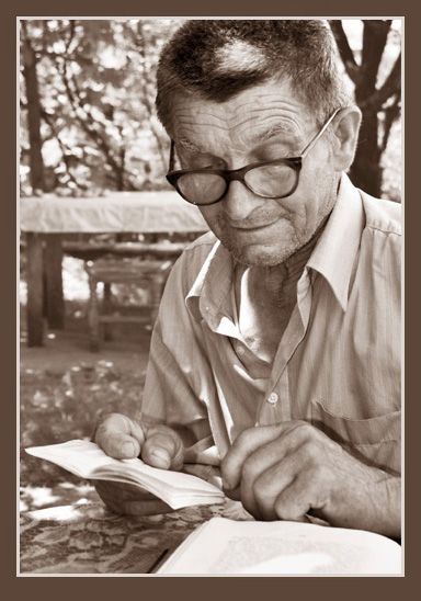 Starac, čitajući Ohridski Prolog / Old man reading The Prologue from Ohrid