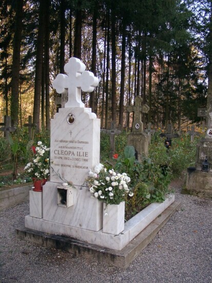 Mormantul Parintelui Cleopa