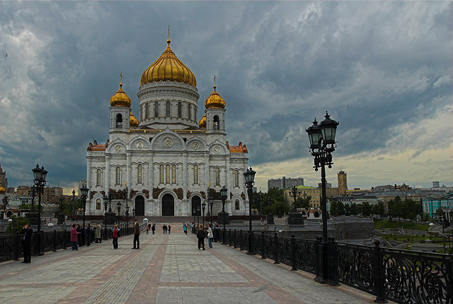 Храм Христа спаситеља и патријаршијски мост