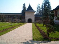 dutz 
Putna Monastery - interior courtyard 
2006-05-08 11:13:35