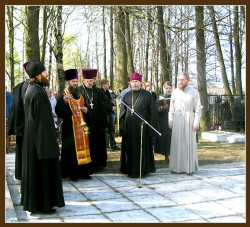alladob 
Панихида на воинском кладбище. 
2006-05-13 22:16:40