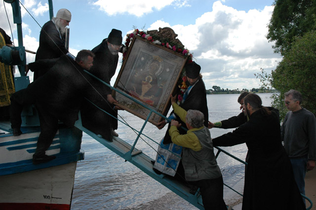 Крестный ход плывет