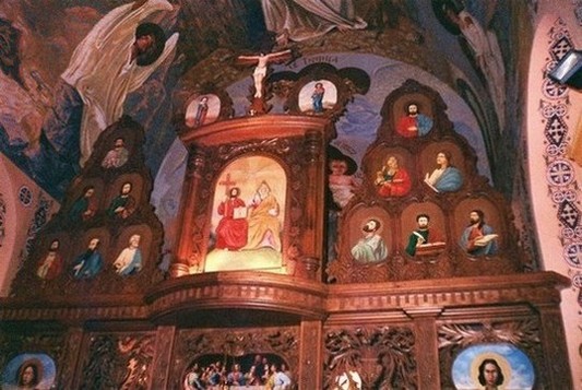Иконостас у храму Св. Тројице у Новим Лединцима