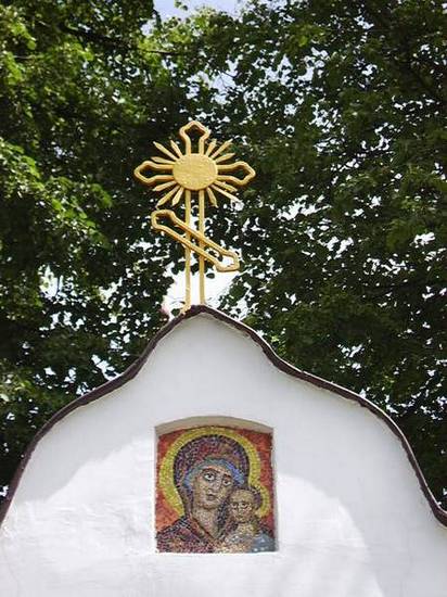 Krzyż i ikona nad bramą przy Cerkwi pw.Zaśnięcia NMP
