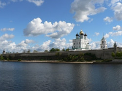 Christina 
Pskov Kremlin 
2006-06-06 17:21:12
