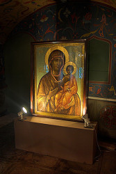 GuliVar 
Икона у храму Василија Блаженог 
2006-06-12 17:23:23