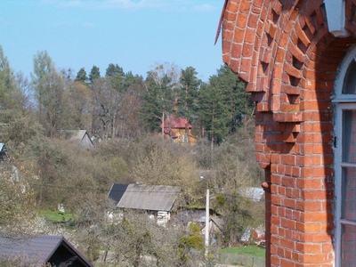 Widok z dzwonnicy na kapliczke cmentarna