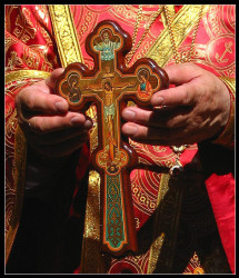fominsky 
cross in bishop jeremy's hands 
2006-07-12 21:19:34