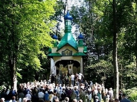 Jedna z kapliczek w Jabłecznej podczas święta