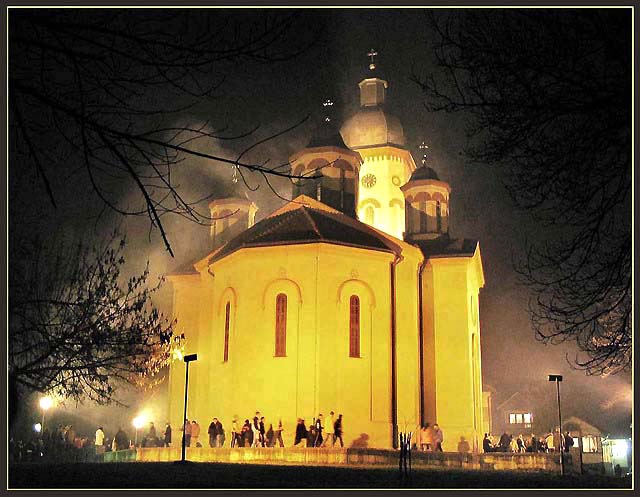 + Лозничка црква ноћу +