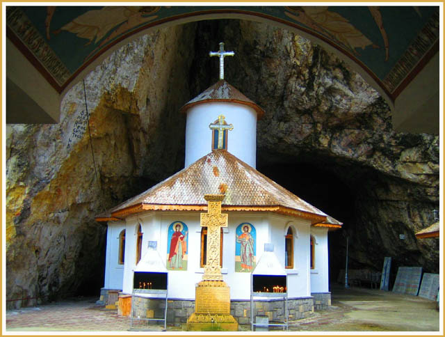 Biserica Manastirii Pestera Ialomitei - Dambovita