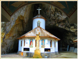 dan 
Biserica Manastirii Pestera Ialomitei - Dambovita 
2006-08-28 12:53:04