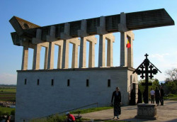 aurora 
Biserica Monument in memoria victimelor inchisorii comuniste de la Aiud 
2006-08-29 22:46:40