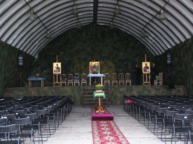 Pierwszy w Polsce ołtarz w hangarze/First in Poland Orthodox Altar in hangar