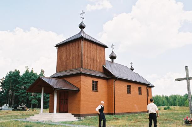 Kapliczka na cmentarzu w Narwii