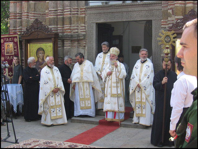 АРХИЈЕРЕЈ СА СВОЈИМ СВЕШТЕНСТВОМ