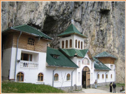 dan 
Manastirea Pestera Ialomitei - Bucegi, Dambovita 
2006-09-05 10:14:36